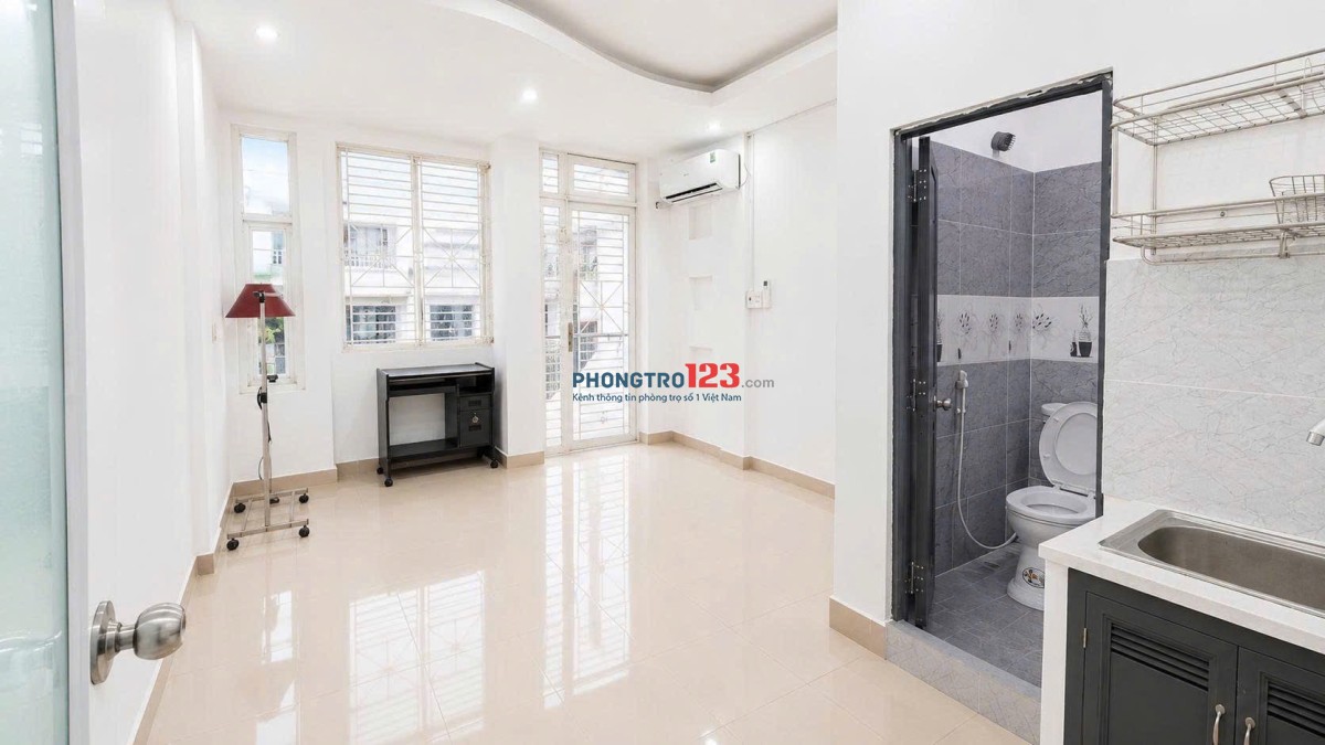 Thuê ngay phòng trọ 28m2 ban công full nội thất ngay Nguyễn Xí gần Văn Lang CS3, UTH giáp Quận 1,3