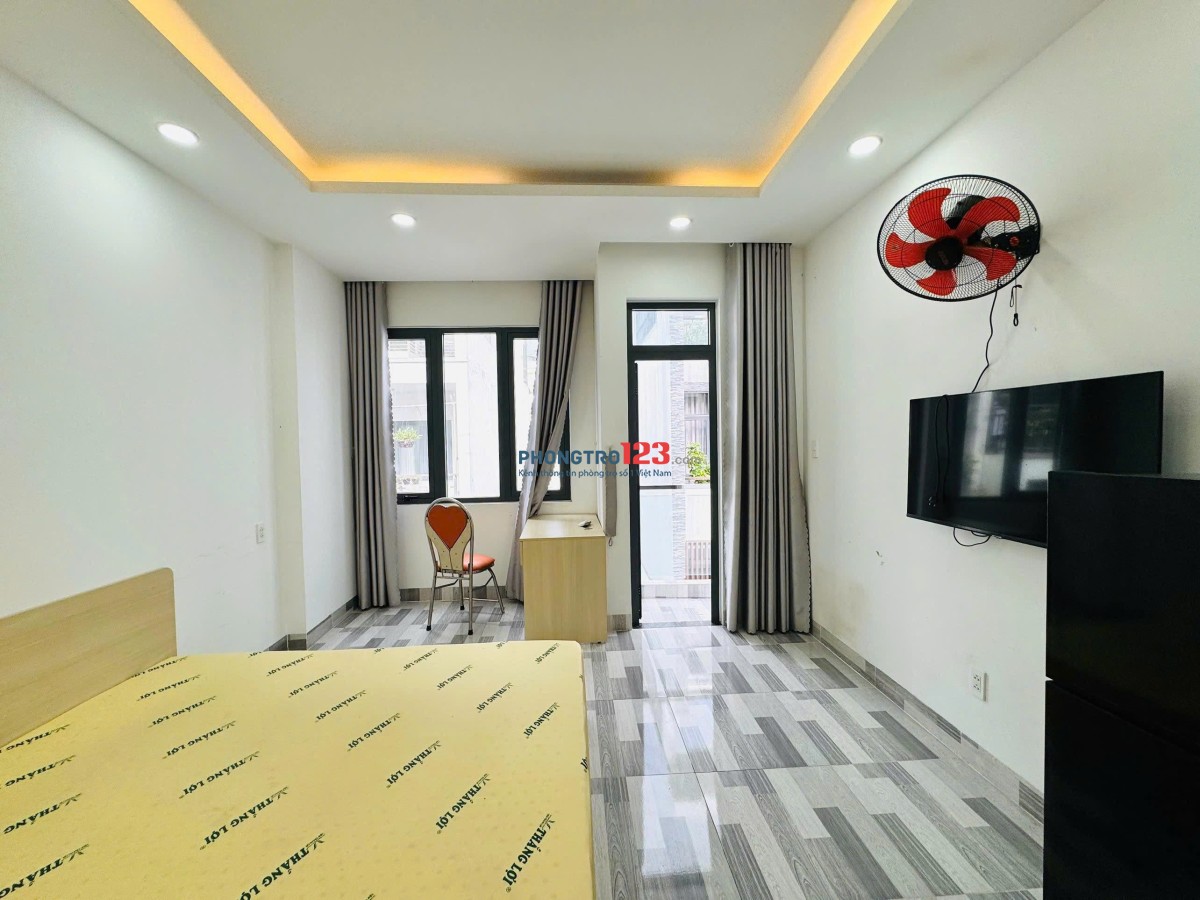 Cho thuê phòng ban công thoáng, TV, giá HSSV – Đi bộ qua VLU, gần IUH | Nơ Trang Long, Bình Thạnh
