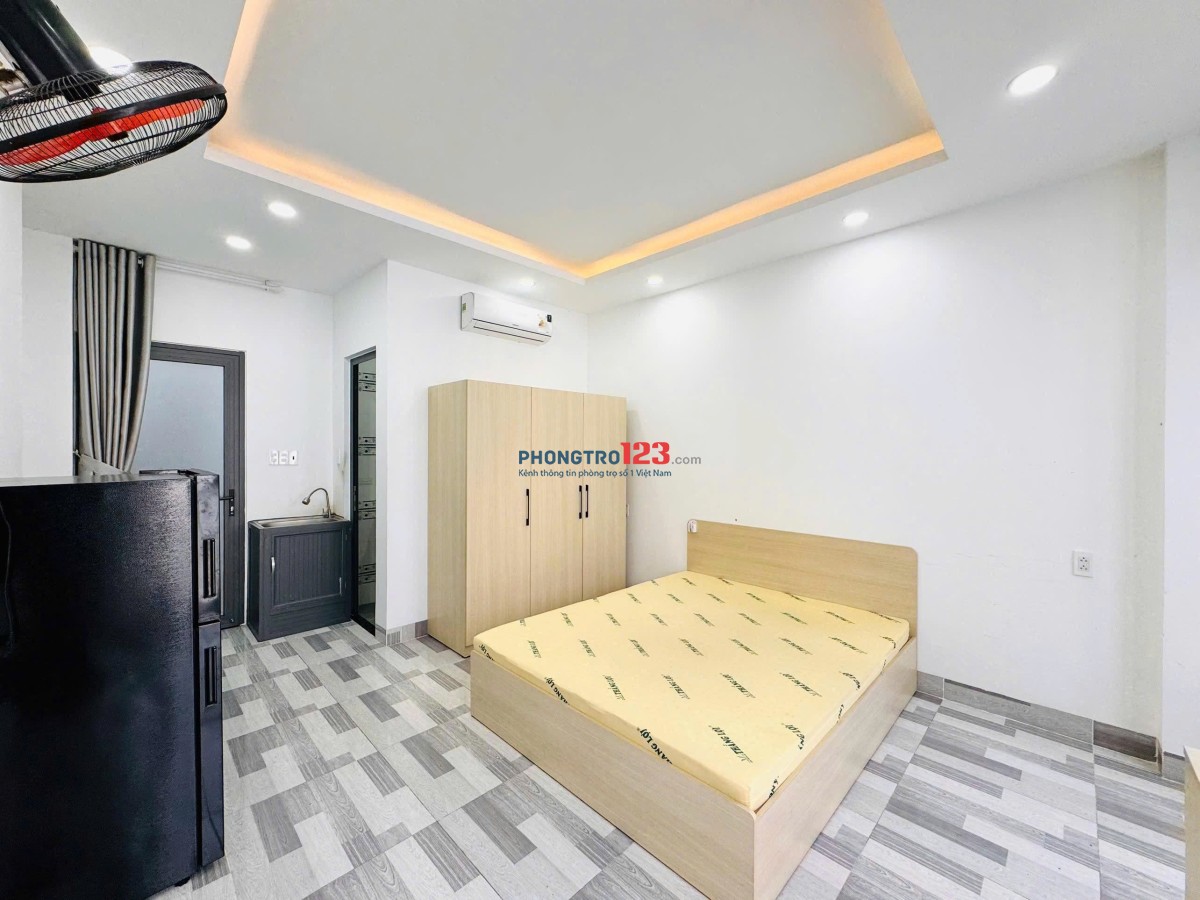 Cho thuê phòng ban công thoáng, TV, giá HSSV – Đi bộ qua VLU, gần IUH | Nơ Trang Long, Bình Thạnh