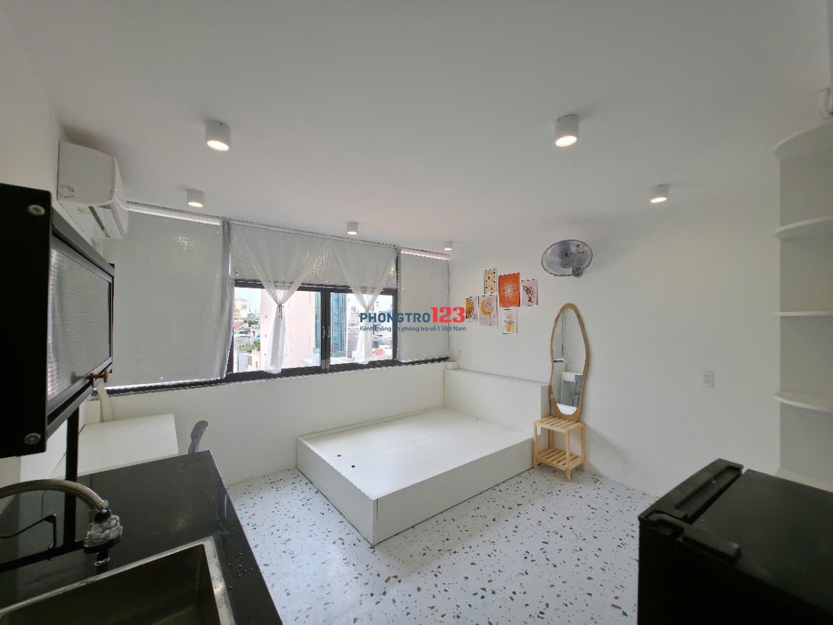 Cho thuê căn có cửa sổ lớn, Full tiện nghi, Phú Nhuận gần UEH, UFM, VLU.