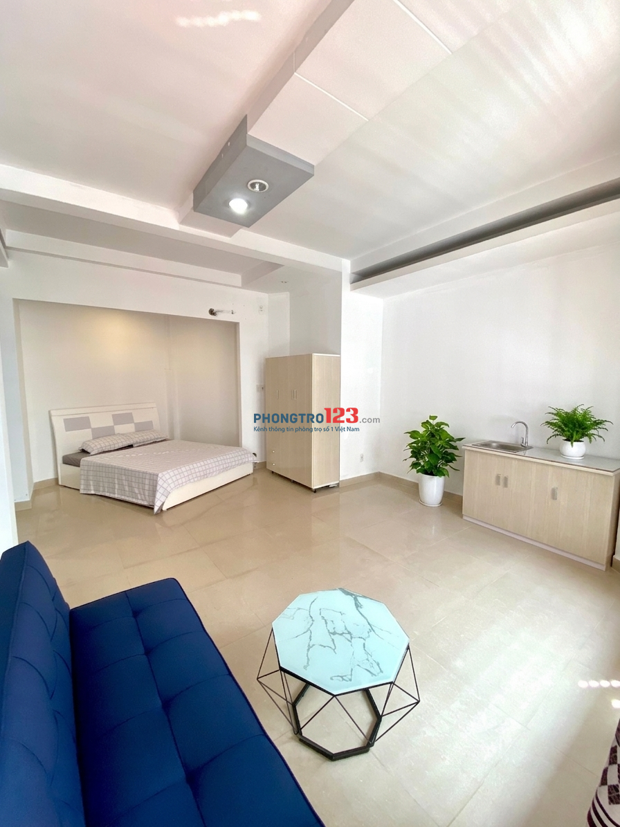 Phòng mới, ban công, sẵn nội thất. Phạm Văn Đồng, 2 phút đến CV Gia Định