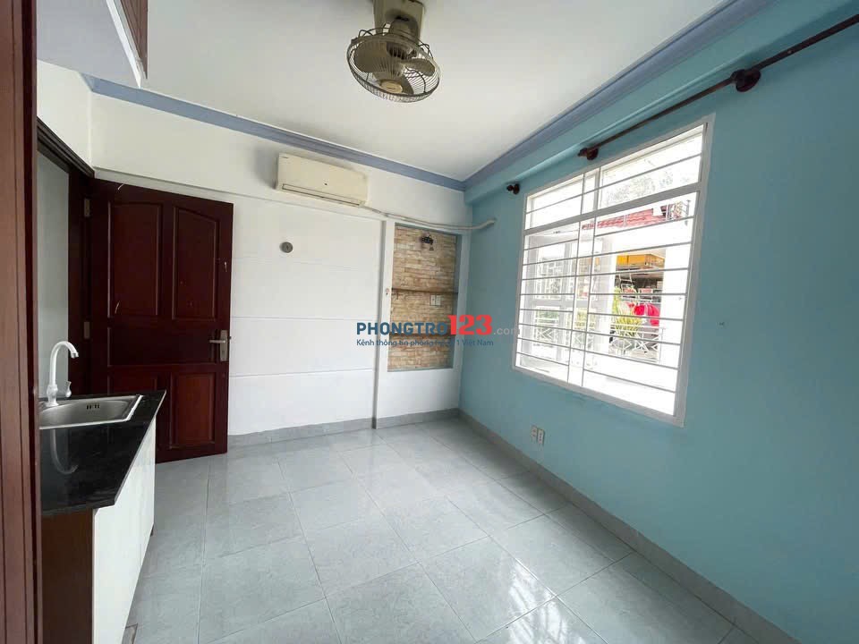 Cho thuê phòng trọ 25m2 có máy lạnh cửa sổ thoáng ở 1 - 2 bạn ngay Nguyễn Gia Trí gần HUTECH,UTH
