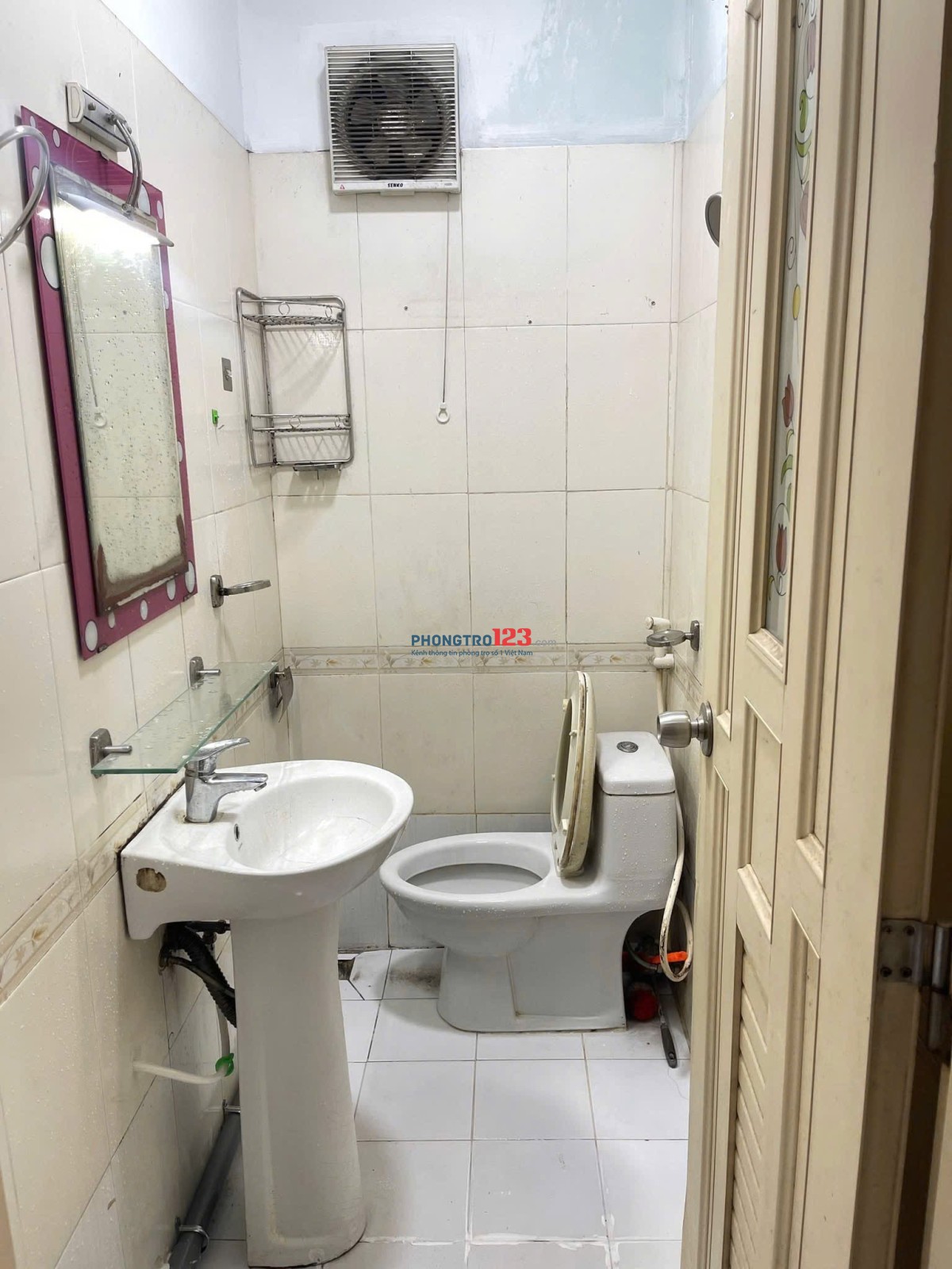 Cho thuê phòng trọ 25m2 có máy lạnh cửa sổ thoáng ở 1 - 2 bạn ngay Nguyễn Gia Trí gần HUTECH,UTH