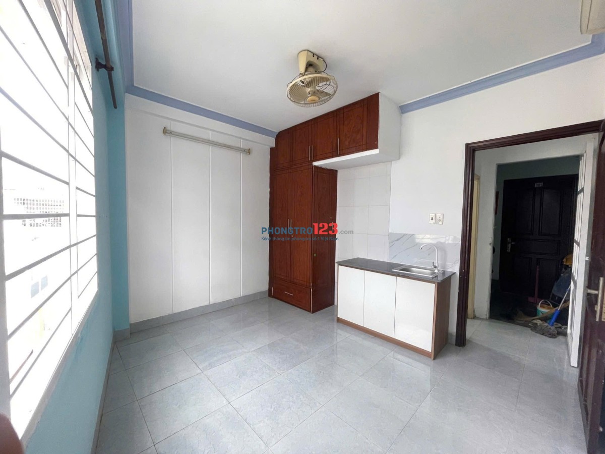 Cho thuê phòng trọ 25m2 có máy lạnh cửa sổ thoáng ở 1 - 2 bạn ngay Nguyễn Gia Trí gần HUTECH,UTH