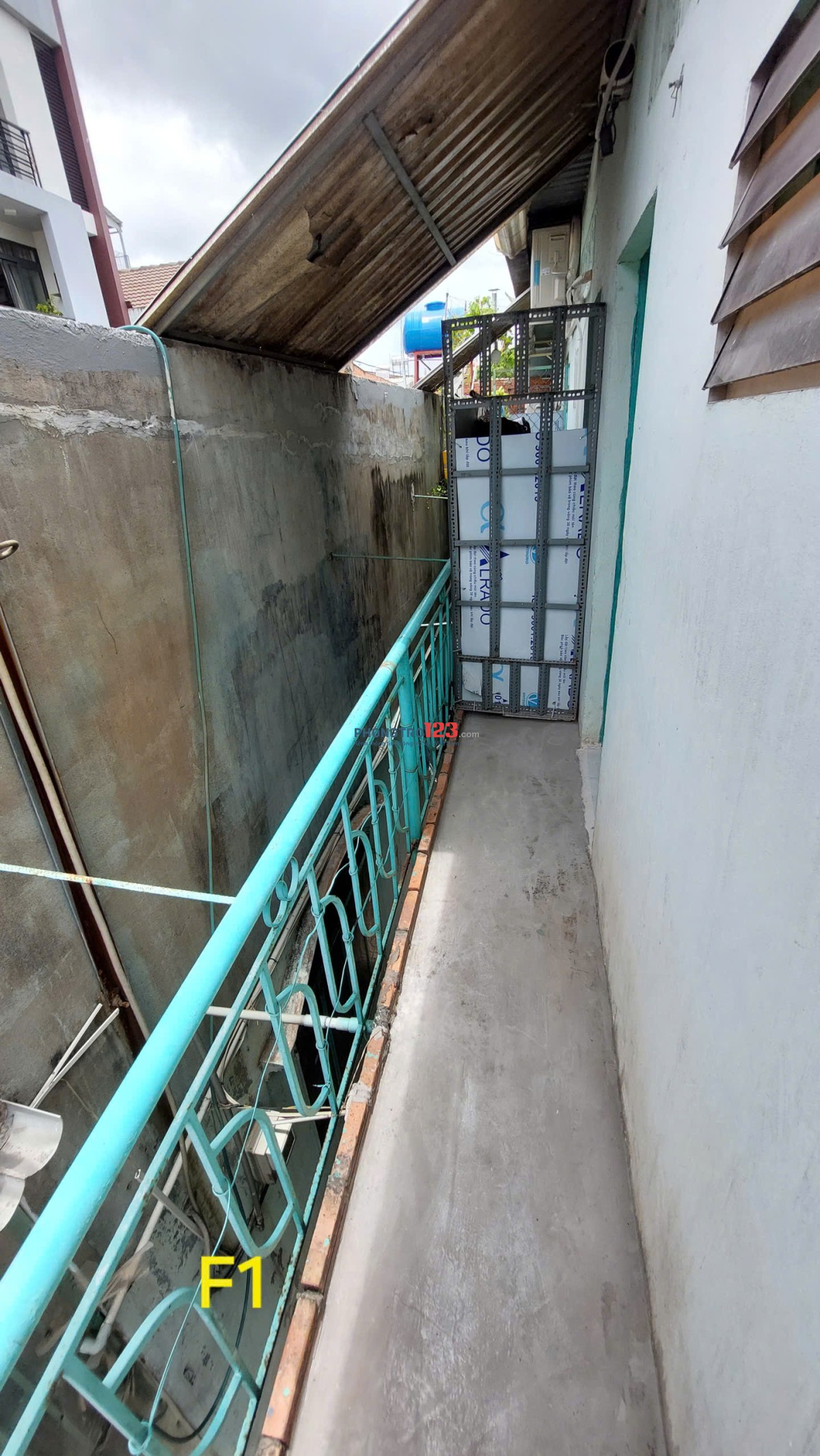 Phòng 26m2 mặt tiền hẻm dạng 1 trệt + 1 lầu, xe dắt vô phòng