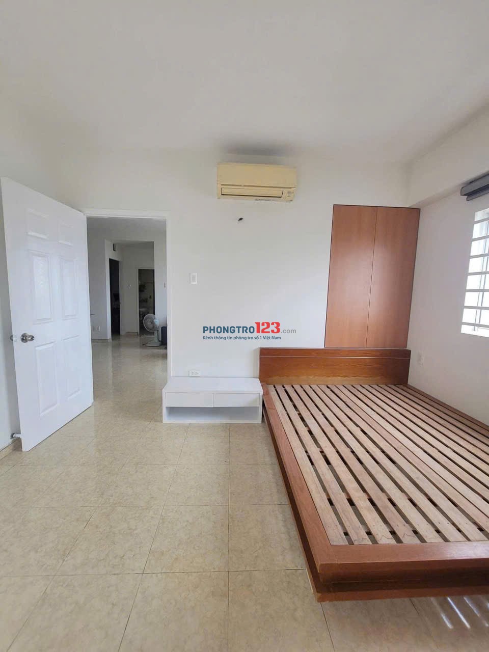 Căn 3 phòng ngủ sẵn nội thất C/c Hoa Sen - Lạc Long Quân giá 15tr/tháng