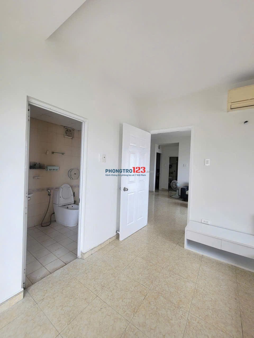 Căn 3 phòng ngủ sẵn nội thất C/c Hoa Sen - Lạc Long Quân giá 15tr/tháng