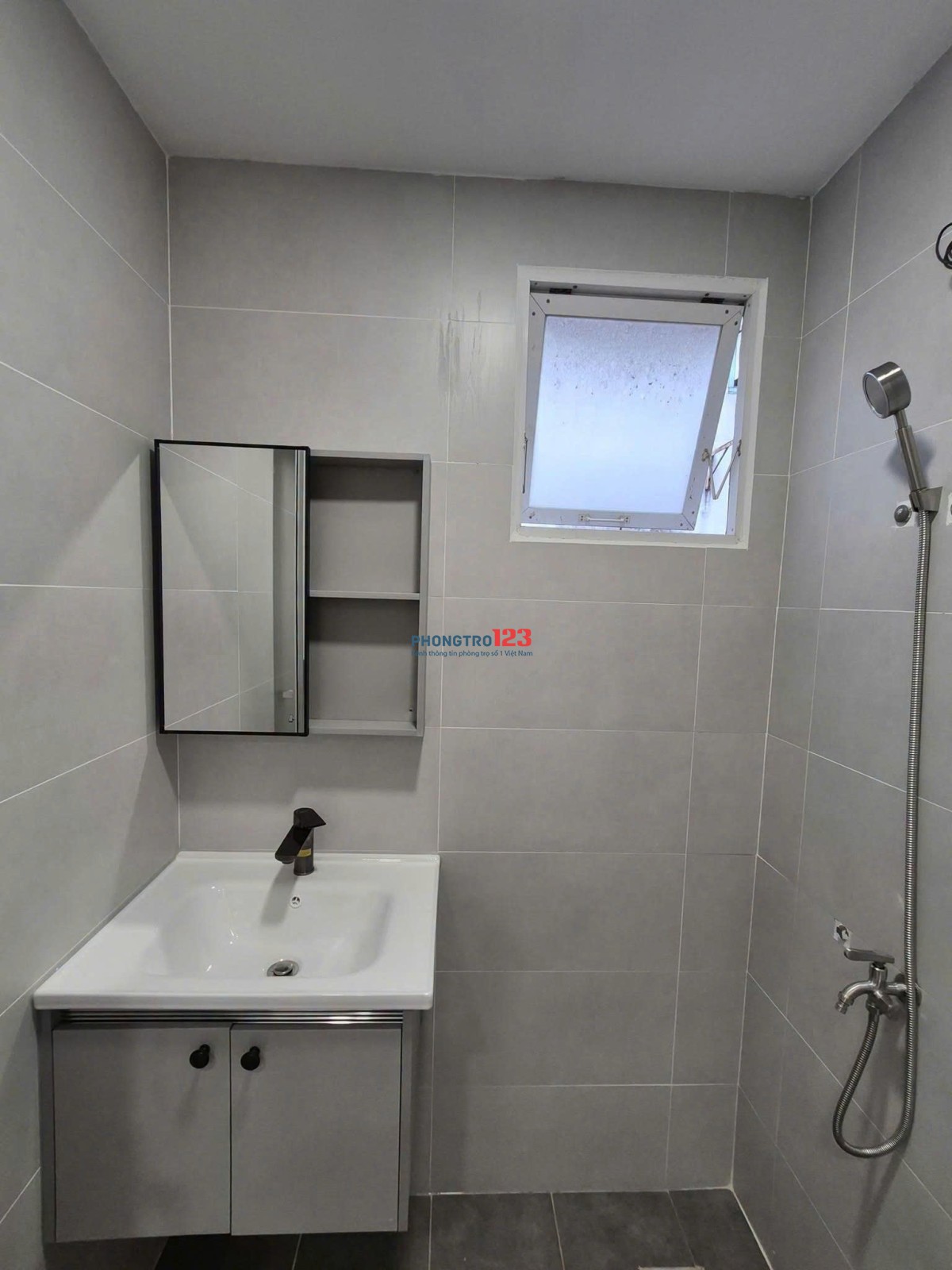 Chung Cư Phan Xích Long-2PN/ 70m2, NT cơ bản, giá 10 tr/th