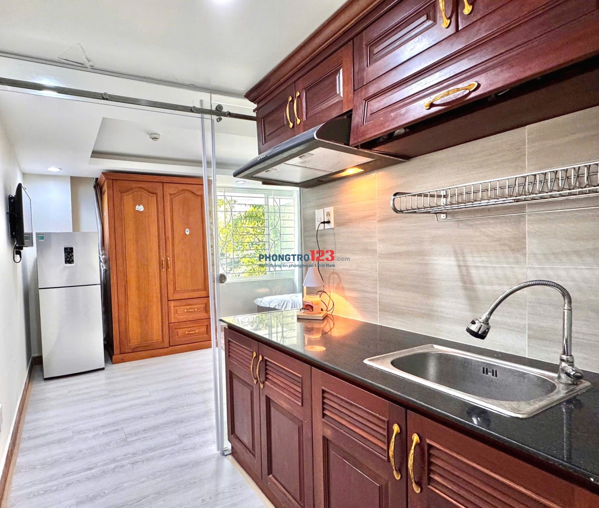 Cho thuê căn hộ tách bếp, cửa sổ lớn, máy giặt riêng – Nguyễn Cửu Vân, Bình Thạnh giáp Q1, Hàng Xanh