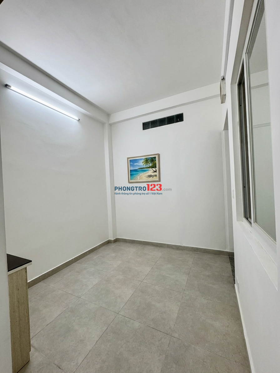 Phòng mới xây, ban công, sẵn nội thất. Ngay VINCOM Phan Văn Trị