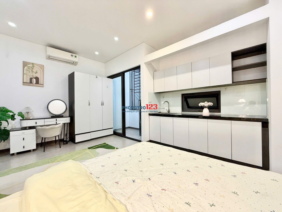 KHAI TRƯƠNG MẪU PHÒNG MỚI BAN CÔNG - GẦN NGÃ TƯ HÀNG XANH - ĐH HỒNG BÀNG