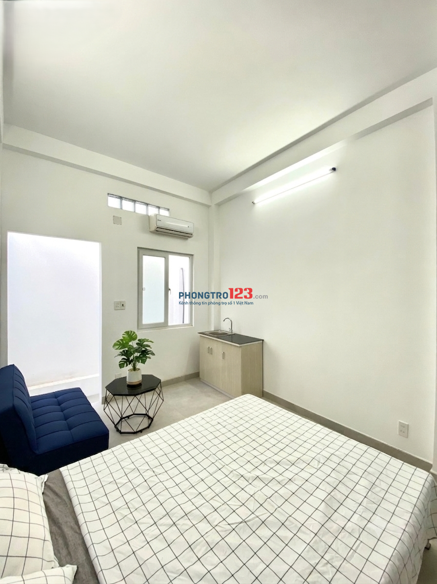Phòng mới xây, ban công, sẵn nội thất. Ngay VINCOM Phan Văn Trị