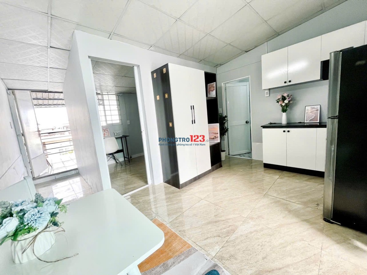 STUDIO THOÁNG CÓ BAN CÔNG GẦN TDTU, RMIT, UFM, GẦN CỬA HÀNG TIỆN LỢI VÀ CHỢ, NGAY GẦN TRUNG TÂM