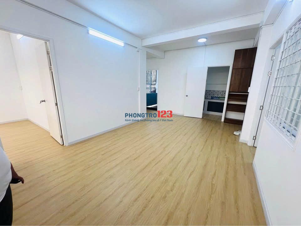 Chung cư 590 Cách Mạng Tháng 8, Quận 3 có 2PN, nhà trống giá 10 Tr/th
