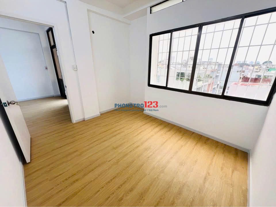 Chung cư 590 Cách Mạng Tháng 8, Quận 3 có 2PN, nhà trống giá 10 Tr/th