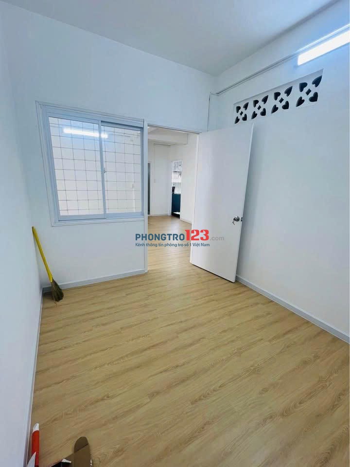 Chung cư 590 Cách Mạng Tháng 8, Quận 3 có 2PN, nhà trống giá 10 Tr/th