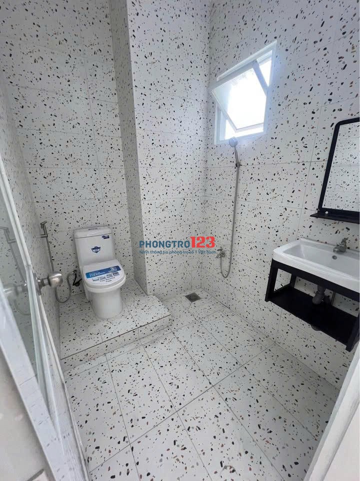 Chung cư 590 Cách Mạng Tháng 8, Quận 3 có 2PN, nhà trống giá 10 Tr/th