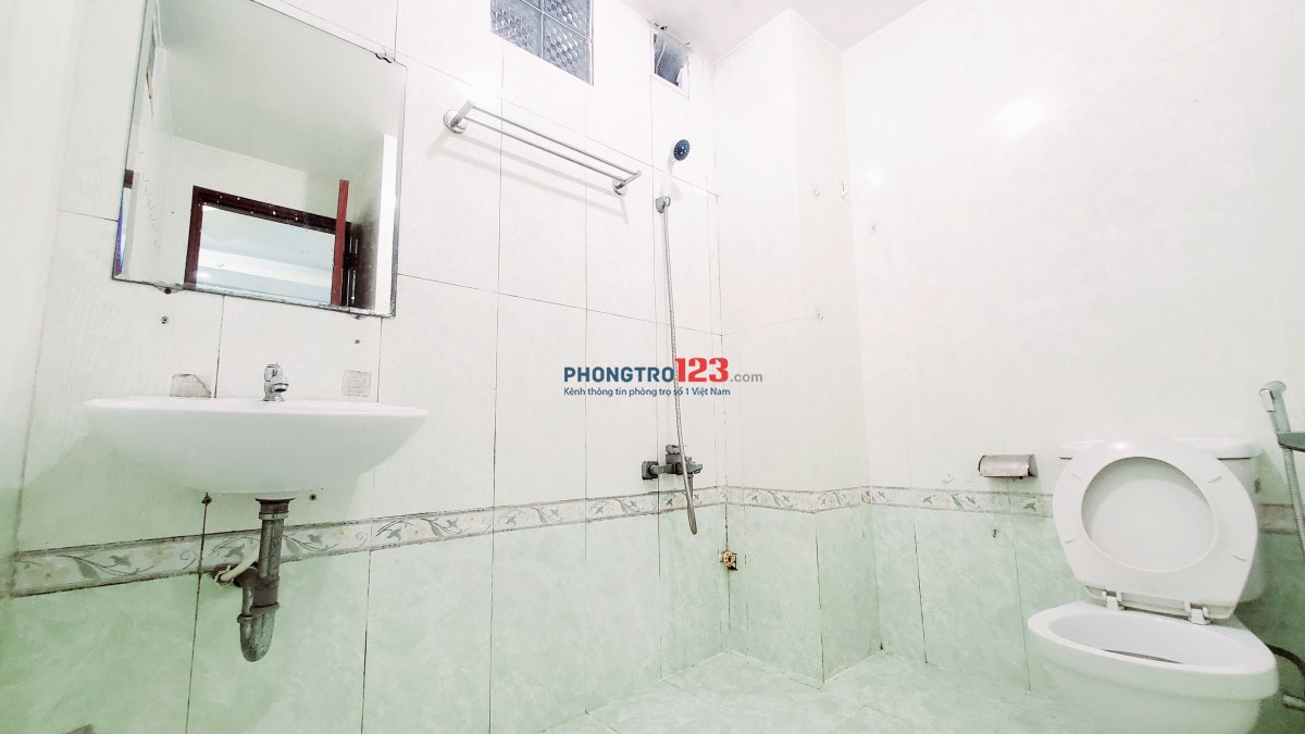 Phòng full nội thất 28m2, tầng trệt, ngay Hàng Xanh !!!