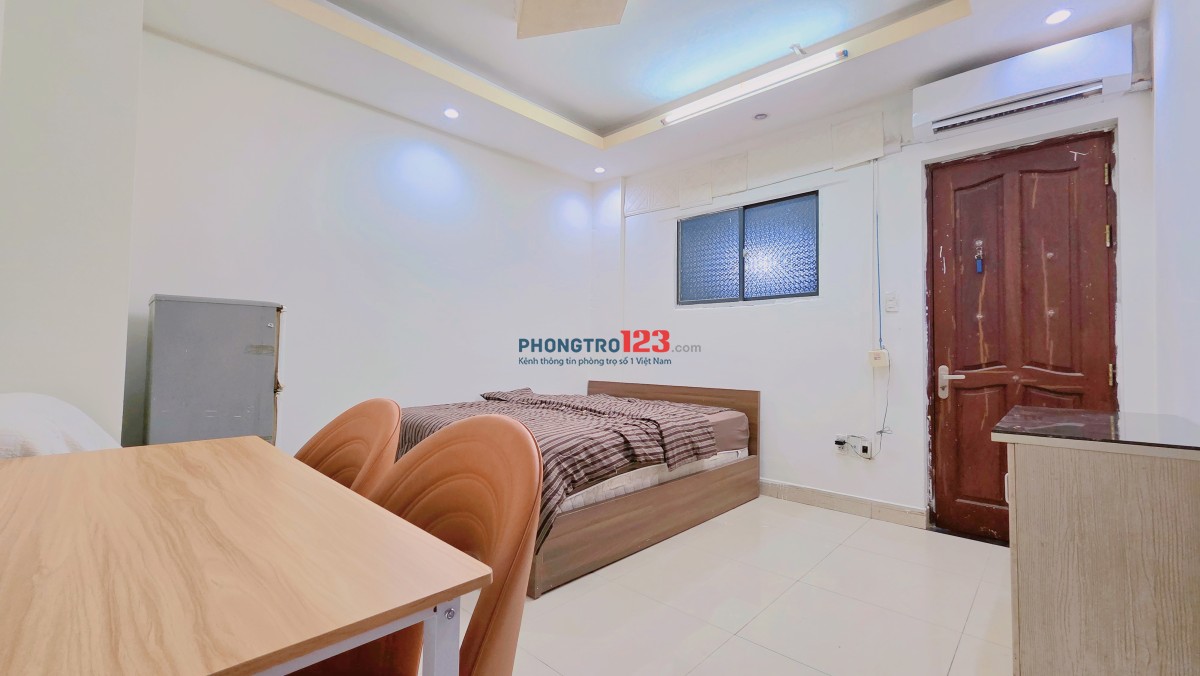 Phòng full nội thất 28m2, tầng trệt, ngay Hàng Xanh !!!