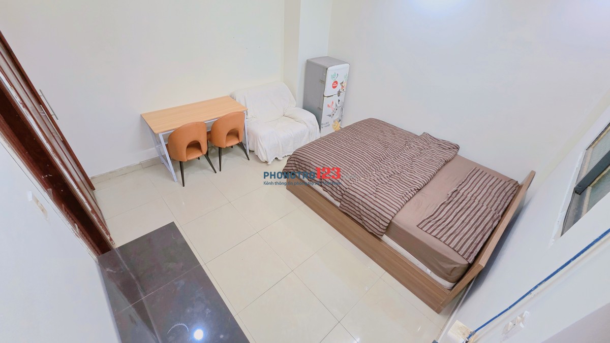 Phòng full nội thất 28m2, tầng trệt, ngay Hàng Xanh !!!