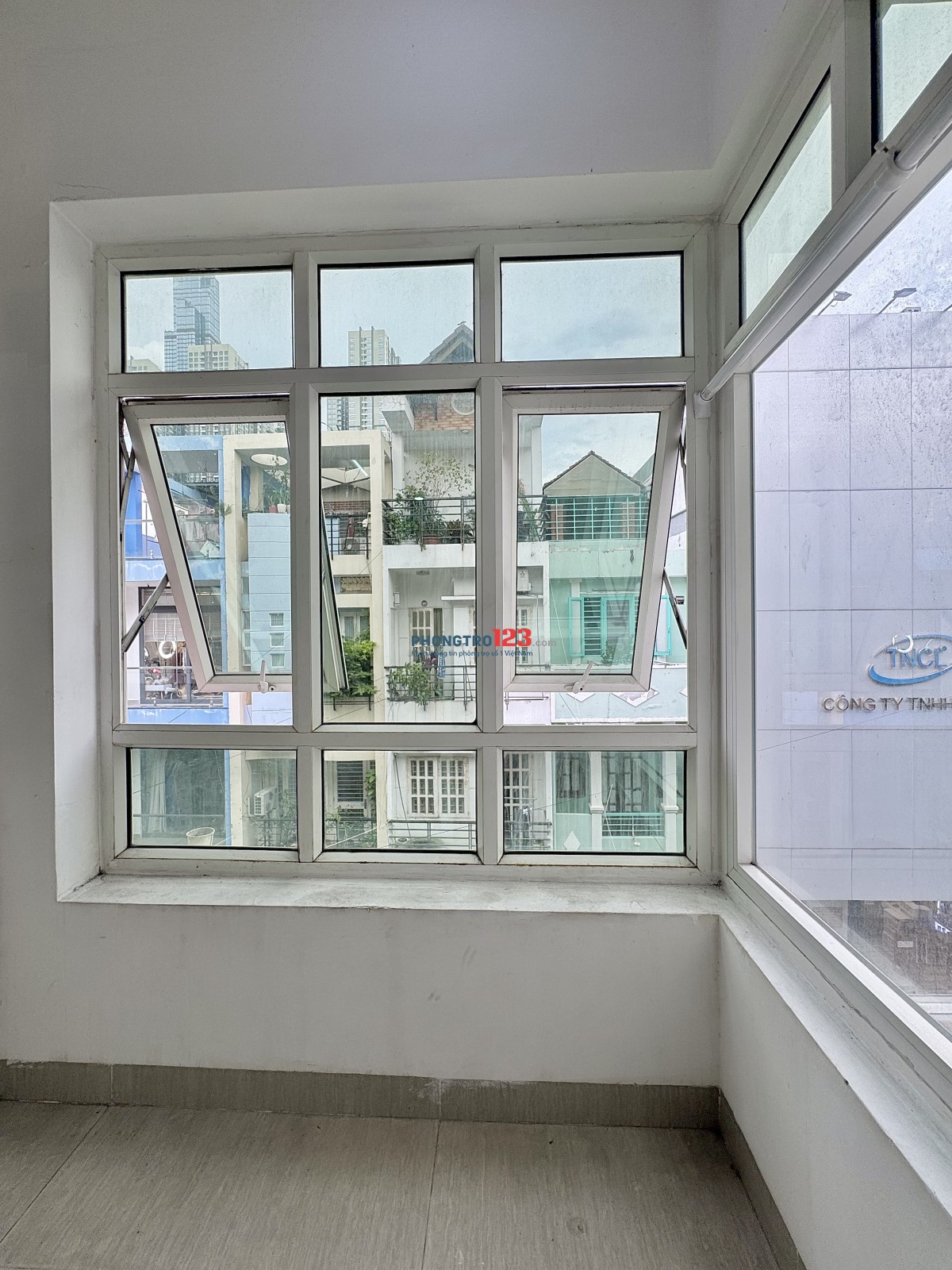 Cho thuê phòng có balcony full nội thất đi bộ ra Metro Văn Thánh - Landmark 81 - cầu Ba Son