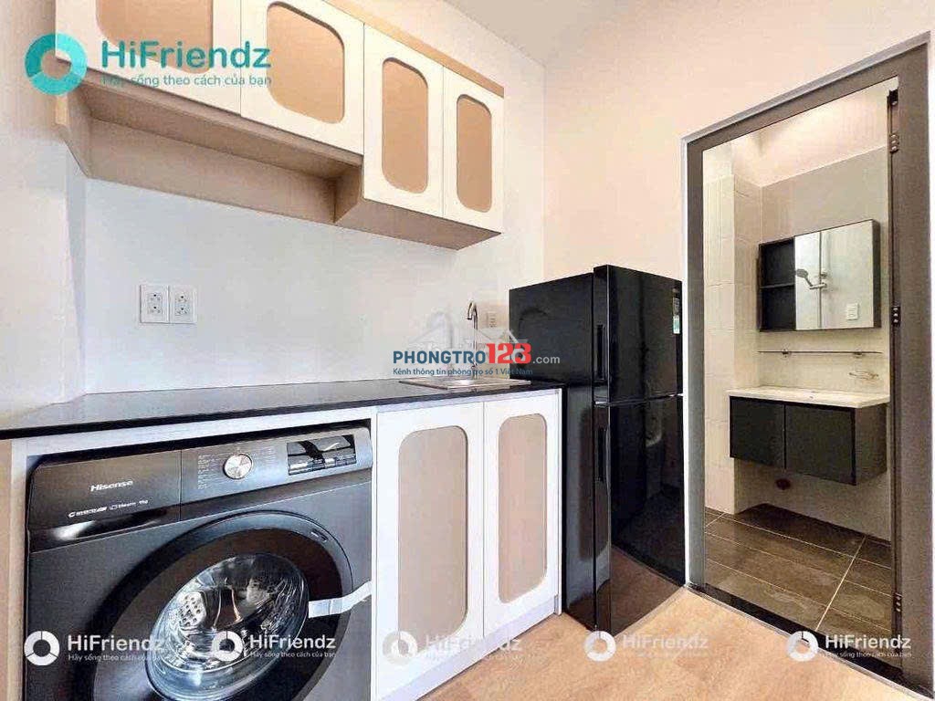 Cho thuê căn hộ 1 phòng ngủ có máy giặt riêng, ban công thoáng gần ngã tư Hàng Xanh, Bình Thạnh.