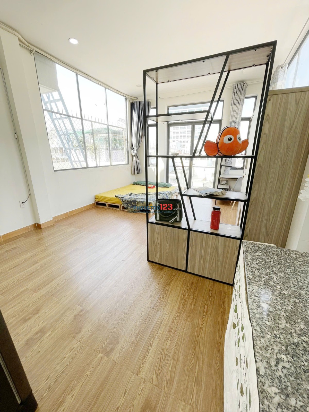 Cho thuê phòng rộng 50m², ban công rộng, máy giặt riêng - Gần VLU, IUH, HUTECH, UEF, Phan Văn Trị