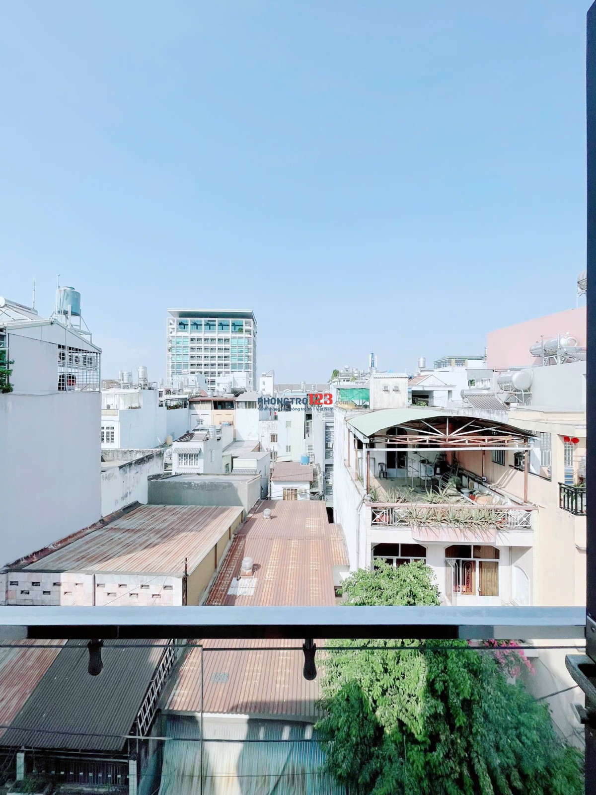 Cho thuê phòng rộng 50m², ban công rộng, máy giặt riêng - Gần VLU, IUH, HUTECH, UEF, Phan Văn Trị