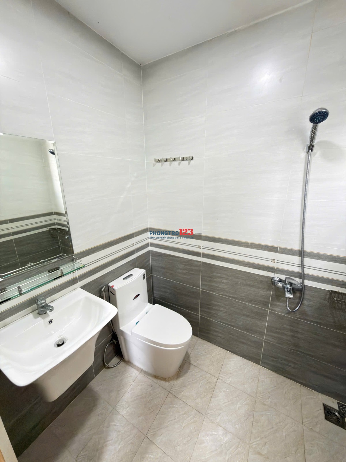 Full nội thất cơ bản – Cửa ra vào khóa vân tay dọn vào ở ngay Cửa sổ trời – không gian thoáng