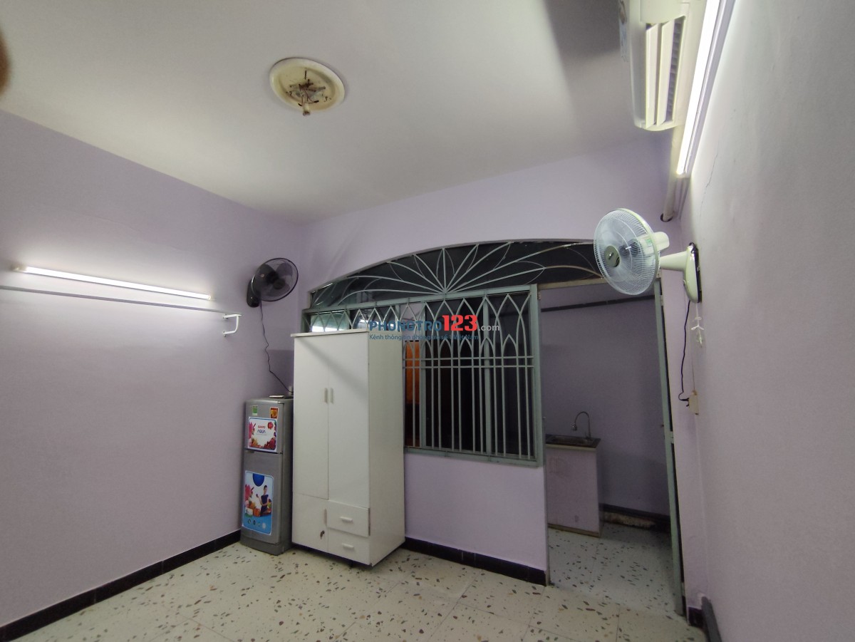 Phòng tối đa 2 người 2 xe. 4,5tr. Ko chung chủ