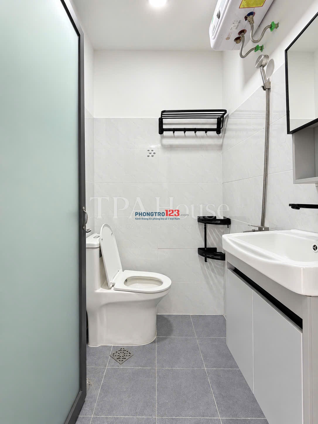 Cho thuê phòng ban công, máy giặt riêng đường Nguyễn Gia Trí, Bình Thạnh đi bộ qua UTH, FTU2