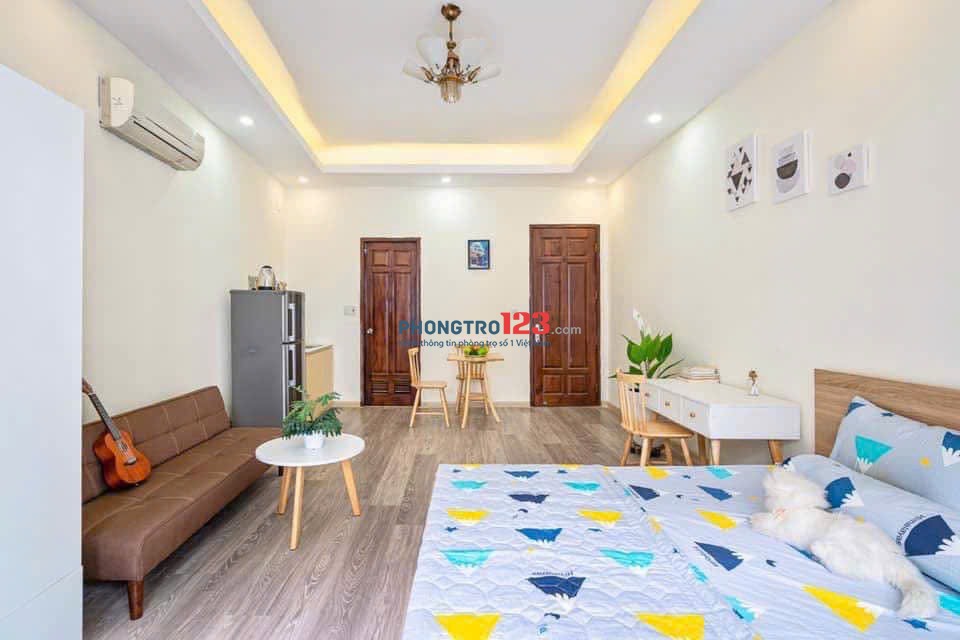 Cho thuê căn hộ có máy giặt riêng, ban công lớn gần ngã tư Phú Nhuận