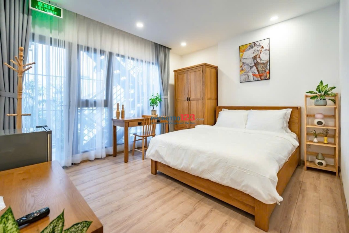 PHÒNG FULL NỘI THẤT BAN CÔNG HUỲNH VĂN BÁNH PHÚ NHUẬN DỌN VÀO Ở NGAY TIỆN NGHI YÊN TĨNH