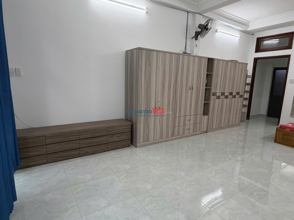 Phòng rộng, Đặng Thuỳ Trâm, full nội thất, có ban công