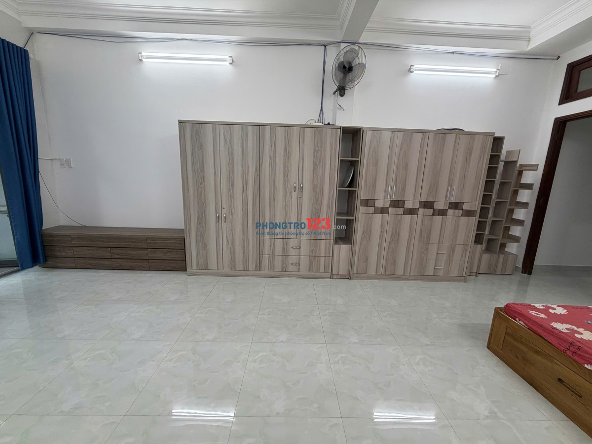 Phòng rộng, Đặng Thuỳ Trâm, full nội thất, có ban công