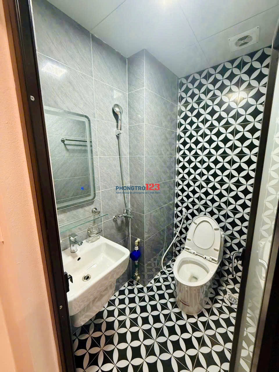 Full nội thất: giường, tủ, nóng lạnh, điều hoà, bàn trang điểm, tủ bếp, tủ lạnh, bếp từ, chăn ga gối
