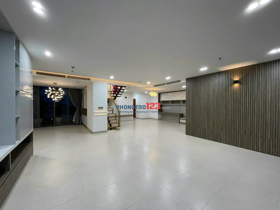 Cho thuê Duplex C/c cao cấp Sky Center, Phổ Quang - Dt: 195m, 3PN giá 21tr/tháng