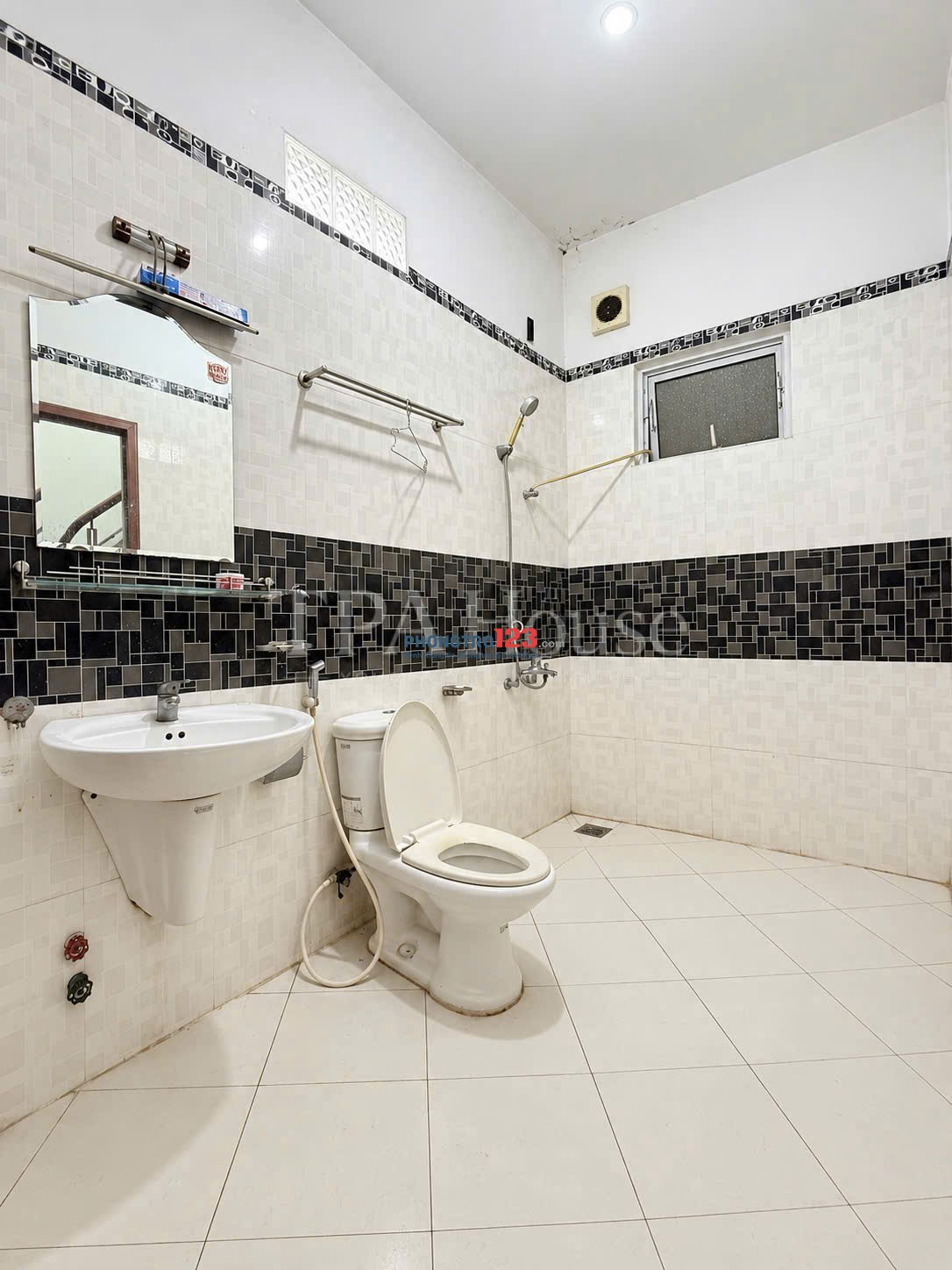Cho thuê phòng có ban công, cửa sổ lớn, đầy đủ tiện nghi – Bình Thạnh gần UEF, HIU