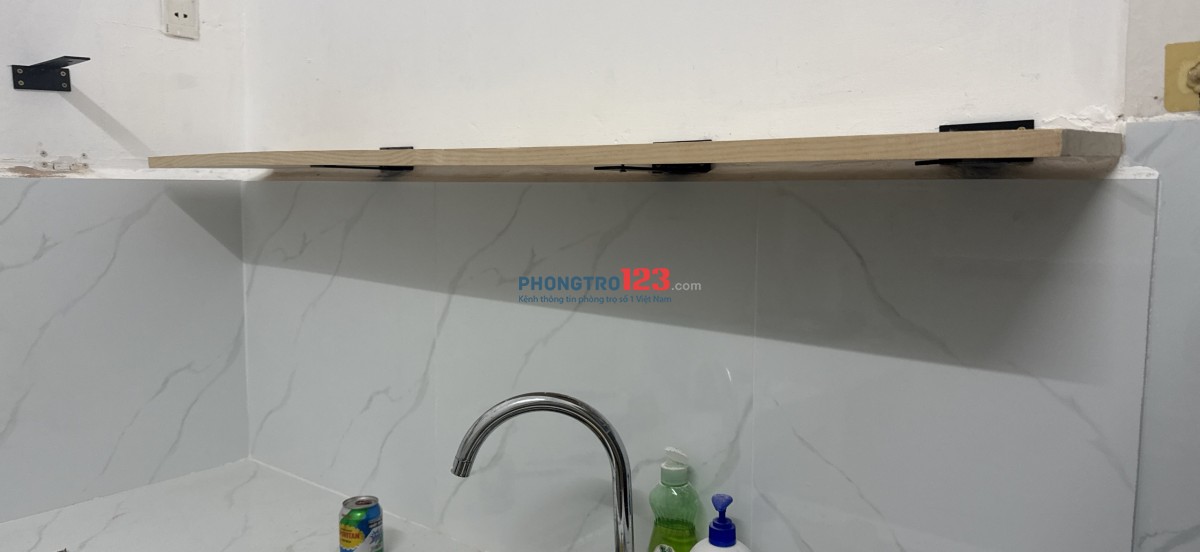 Phòng trọ 18m2, có sẵn nội thất (tủ, giường, máy lạnh, bàn ghế, kệ sách…)