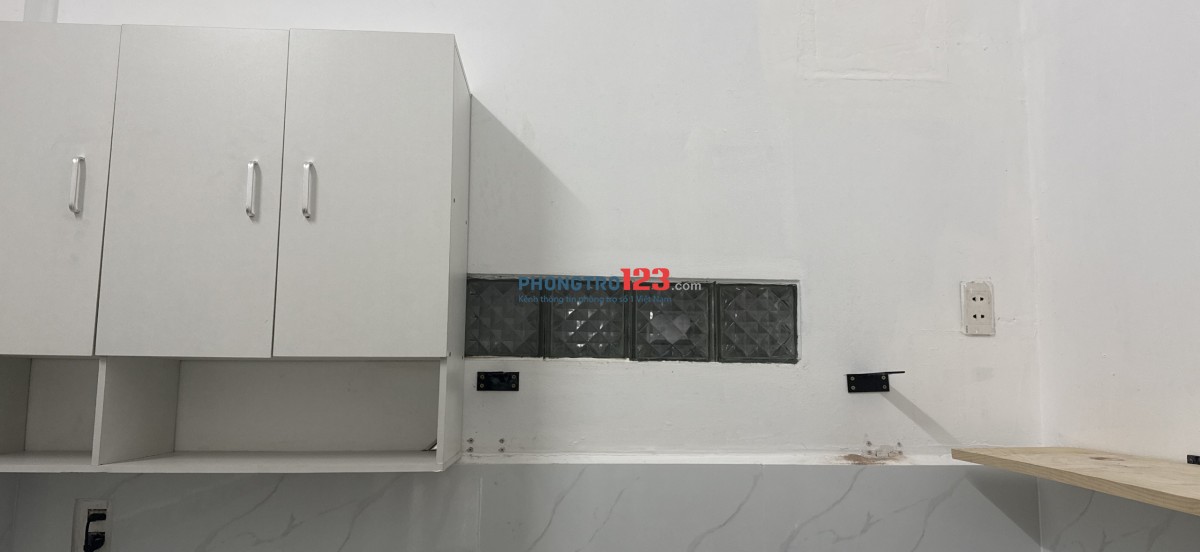 Phòng trọ 18m2, có sẵn nội thất (tủ, giường, máy lạnh, bàn ghế, kệ sách…)