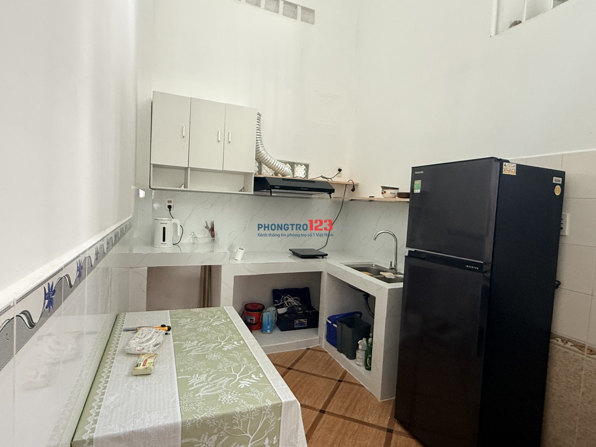 Phòng trọ 18m2, có sẵn nội thất (tủ, giường, máy lạnh, bàn ghế, kệ sách…)