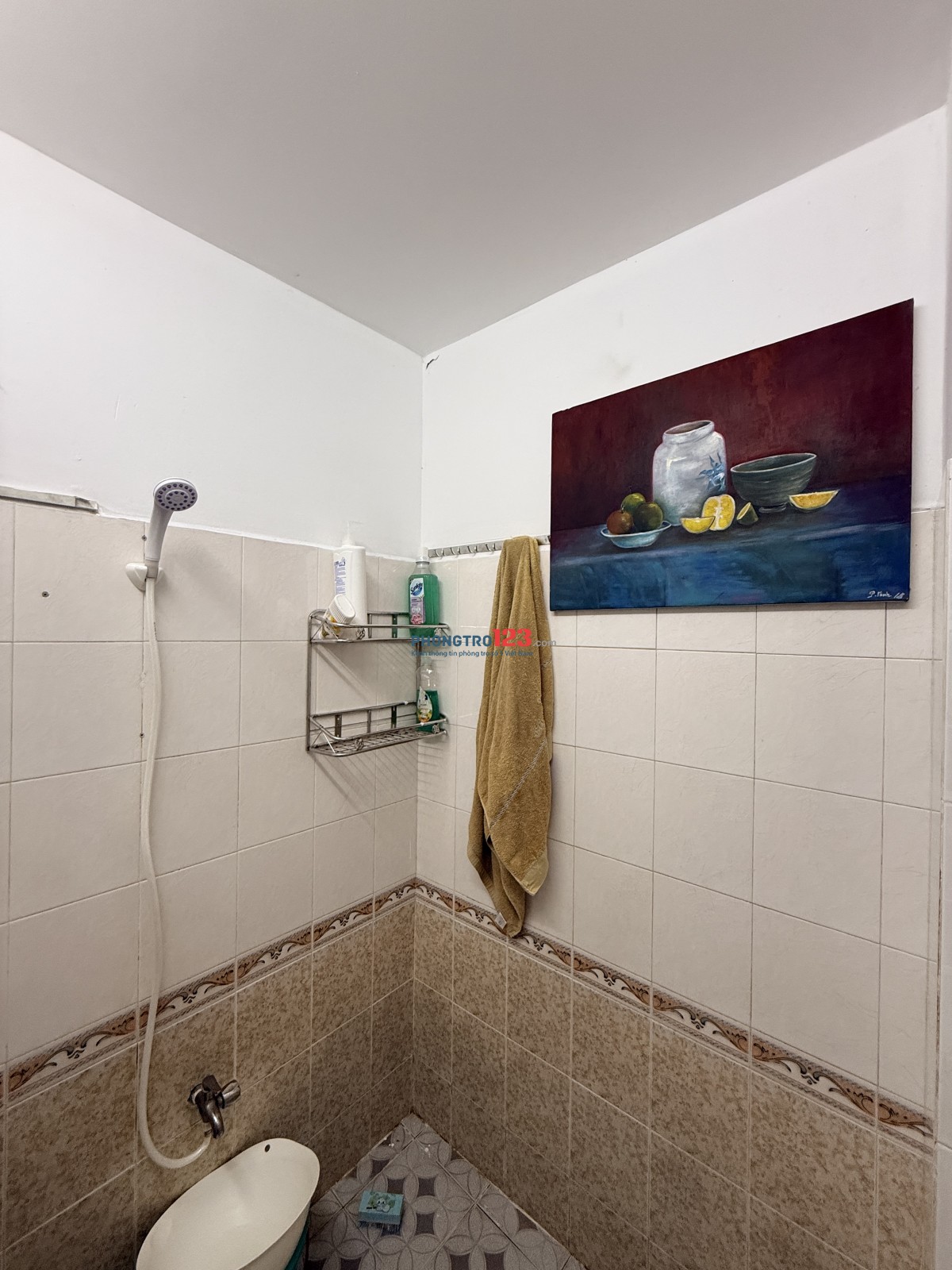 Phòng trọ 18m2, có sẵn nội thất (tủ, giường, máy lạnh, bàn ghế, kệ sách…)