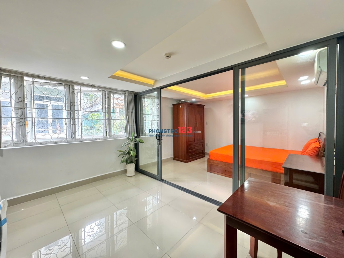 PHÒNG BAN CÔNG 35m2 FULL NỘI THẤT HOÀNG SA Q3 gần CHỢ PHẠM VĂN HAI