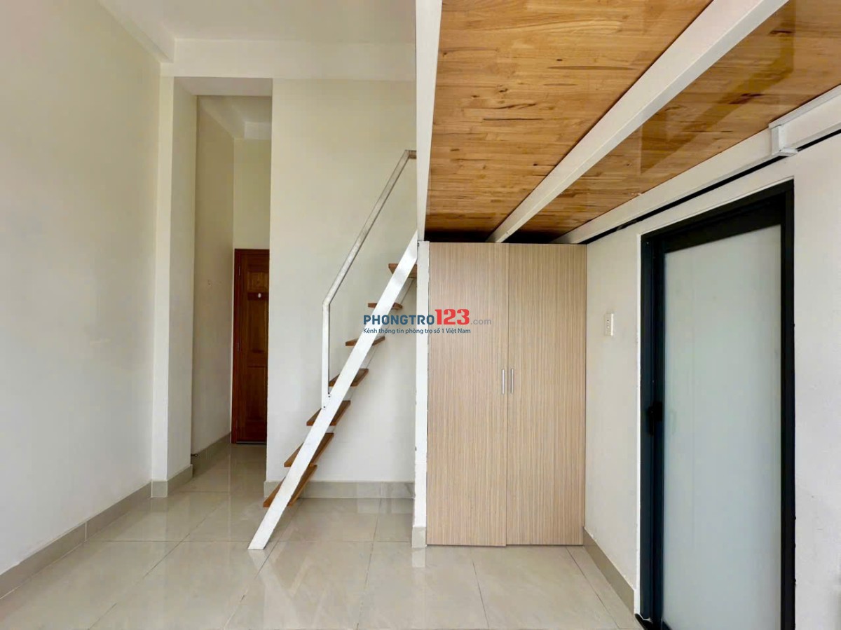 Gác lửng cửa sổ thoáng tòa nhà sạch đẹp - Phan Văn Hân gần chợ Thị Nghè