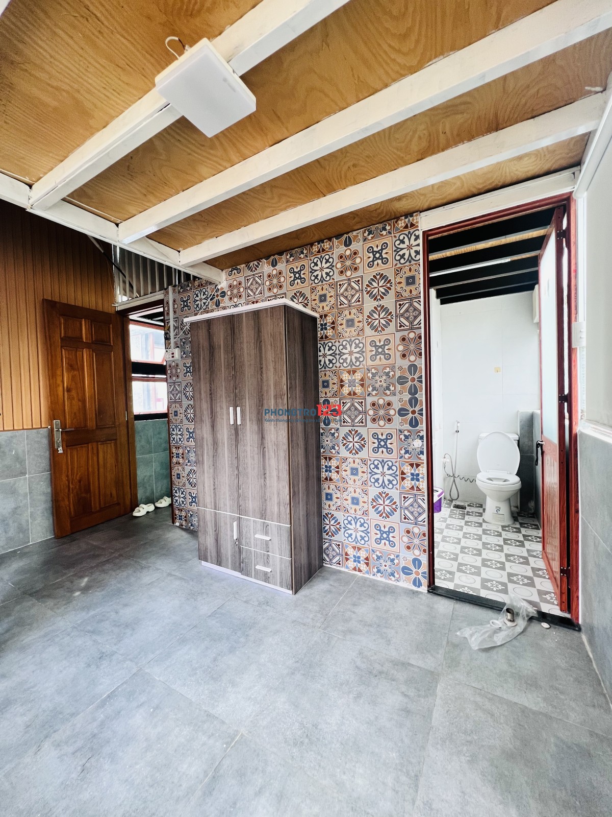 Cho thuê phòng có ban công, cửa sổ lớn, bếp tách riêng rộng. Quận 3.