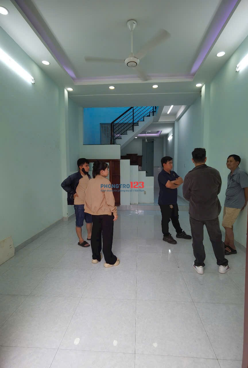 Cho nhà riêng khu Phan Xích Long, 2p ngủ, nội thất giá 14tr/tháng
