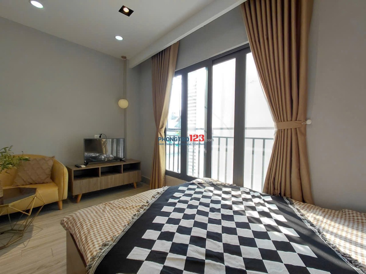 PHÒNG MỚI 40m2 BAN CÔNG THOÁNG SIÊU ĐẸP FULL NỘI THẤT GIÁP QUẬN 1- HỒ VĂN HUÊ, PHÚ NHUẬN