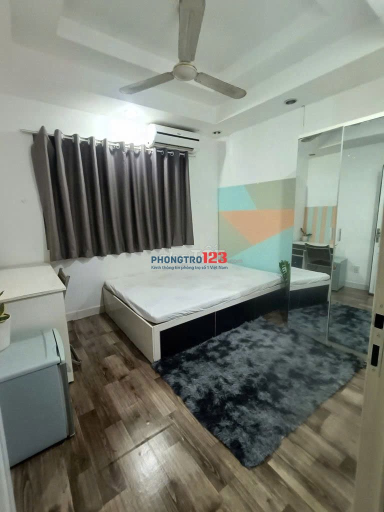 B04 4tr P.cửa sổ Trần Quang Diệu Q3, máy lạnh máy nước nóng, bàn ghế giường tủ gương lớn nội thất đủ
