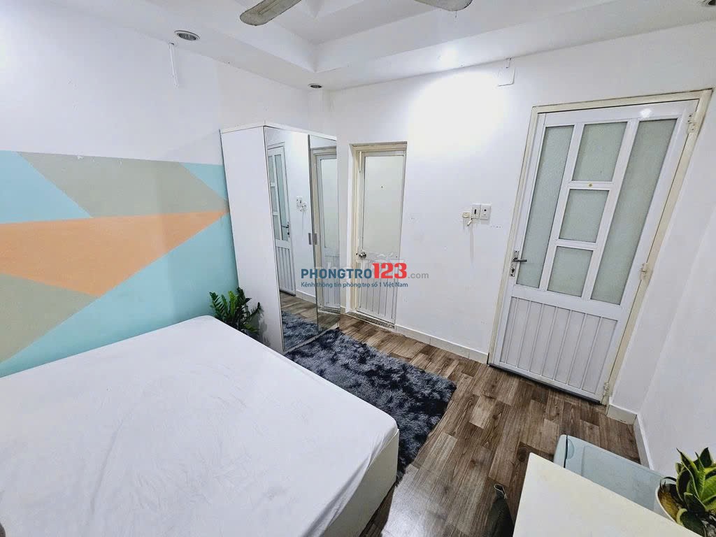 B04 4tr P.cửa sổ Trần Quang Diệu Q3, máy lạnh máy nước nóng, bàn ghế giường tủ gương lớn nội thất đủ