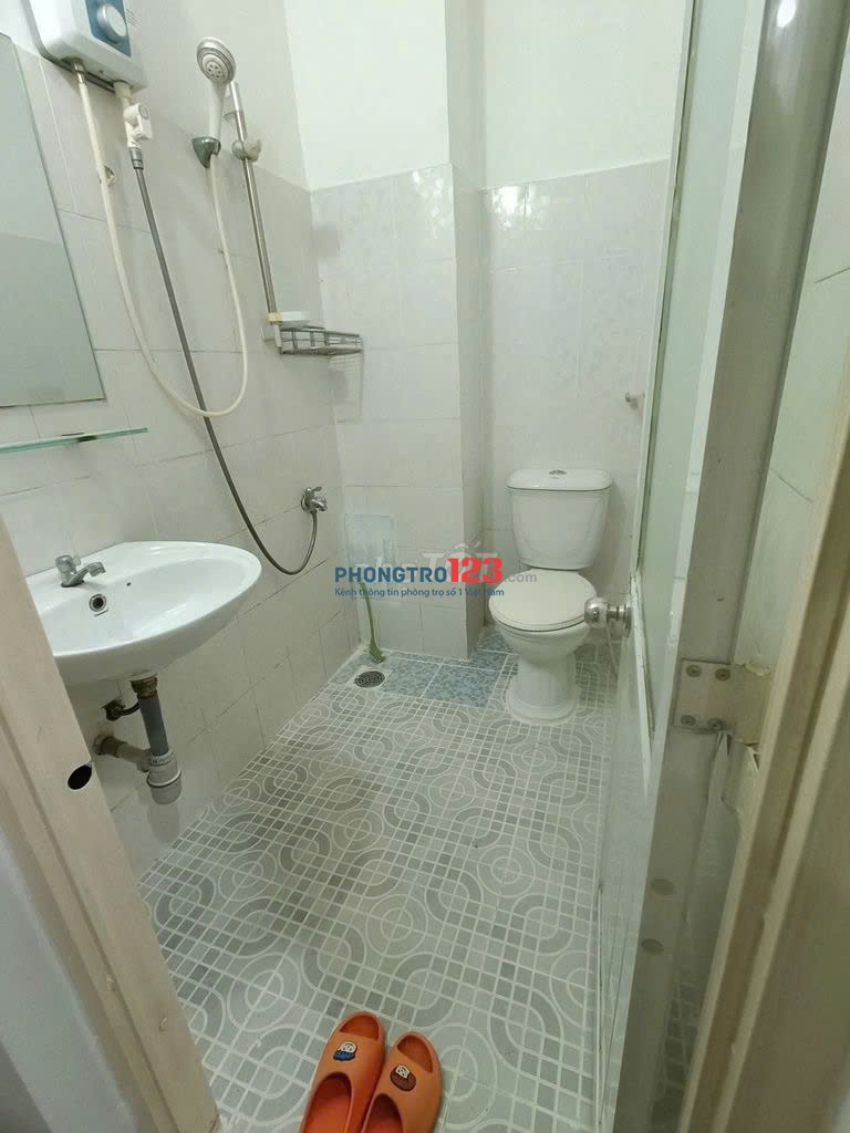 B04 4tr P.cửa sổ Trần Quang Diệu Q3, máy lạnh máy nước nóng, bàn ghế giường tủ gương lớn nội thất đủ